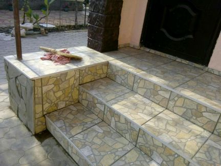 Укладка кафеля поклейка обоев камня резьба по дере  Армавир