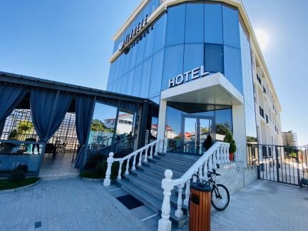 Официант  - купить на сайте объявлений Сочи онлайн