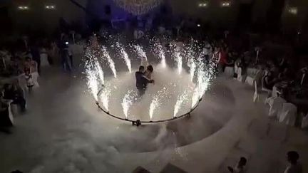 Тяжелый дым,фонтаны,конфети  Армавир