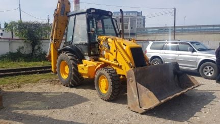 Услуги эксковатора-погрузчика  - купить на сайте объявлений Краснодарский край онлайн