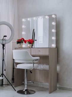 Парикмахерское кресло и стол визажиста в аренду  Армавир