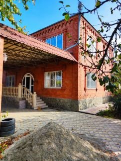 Дом 200м кв. на участке 12 сот.  Армавир