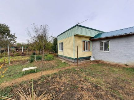 Дом 30м кв. на участке 6 сот.  Армавир