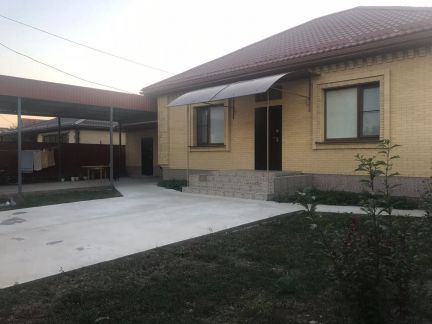 Дом 140 м кв. на участке 4 сот.  Армавир